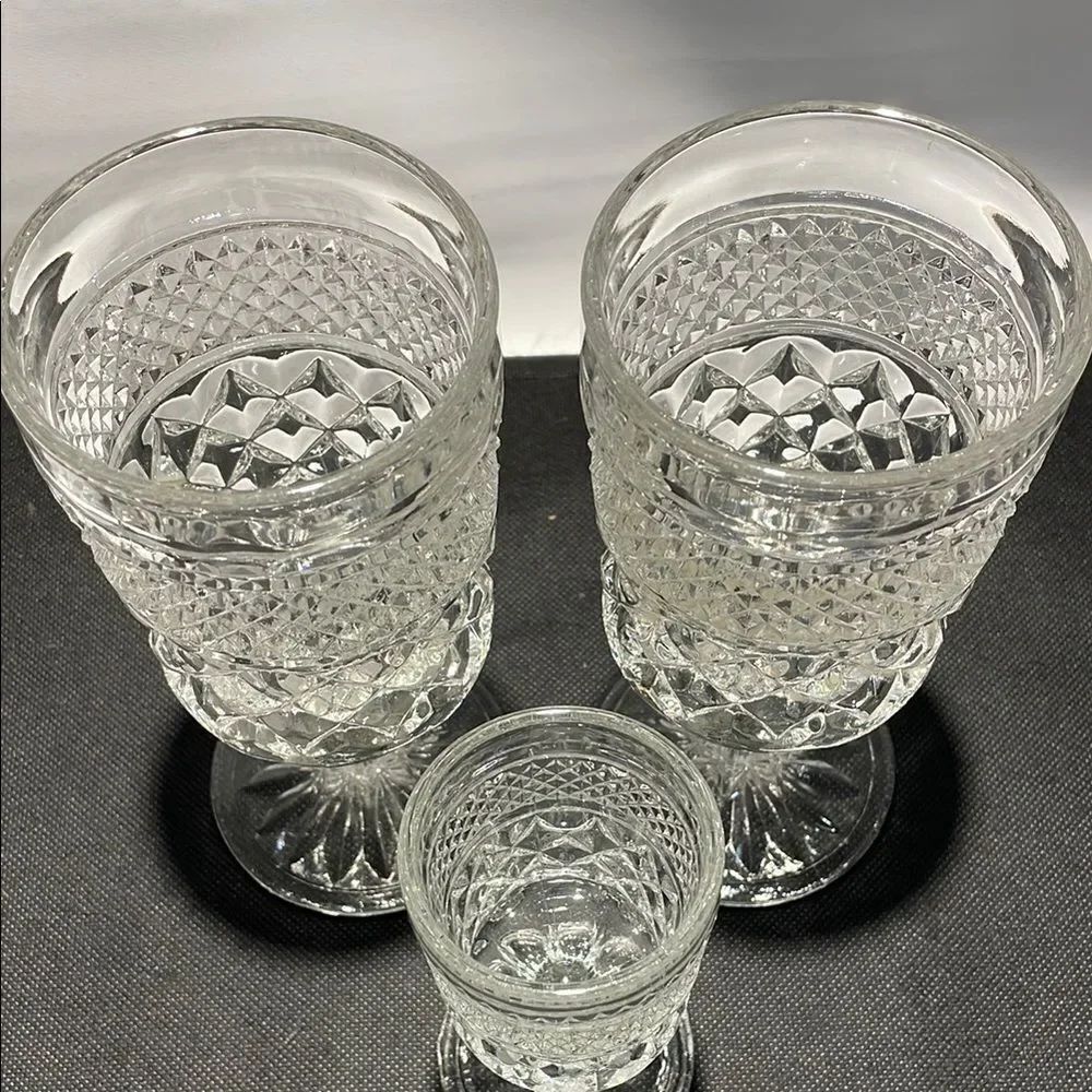 Goblet Set with Diamond-Cut Pattern - Picture 5 of 7